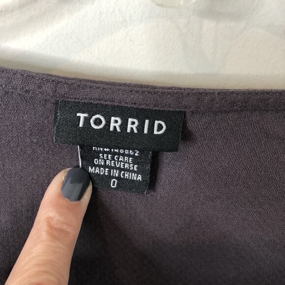 Torrid Women's Gray Lace-Up Long Sleeve 100% Rayon Blouse Size 0 (Large) - Picture 3 of 9